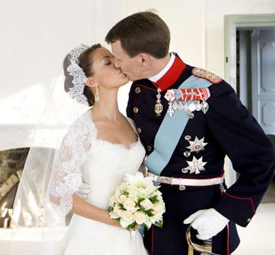 Denmark-princess-Marrys-wedding-gown.jpg